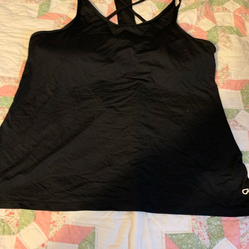 Women’s gap fit exercise top with built in bra.